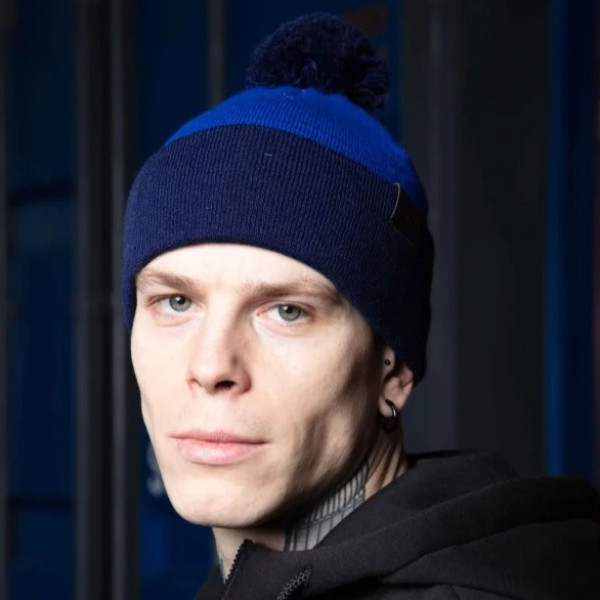 Шапка Custom Wear з бумбоном електрик із синім